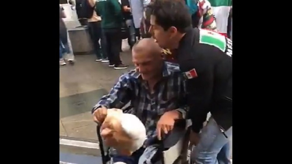 mexicano agrede a ruso discapacitado por usar mascara de AMLO