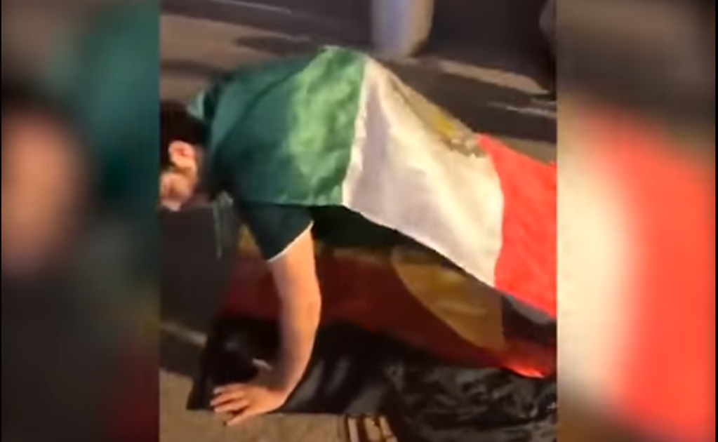 Youtuber mexicano simula tener sexo con la bandera alemana